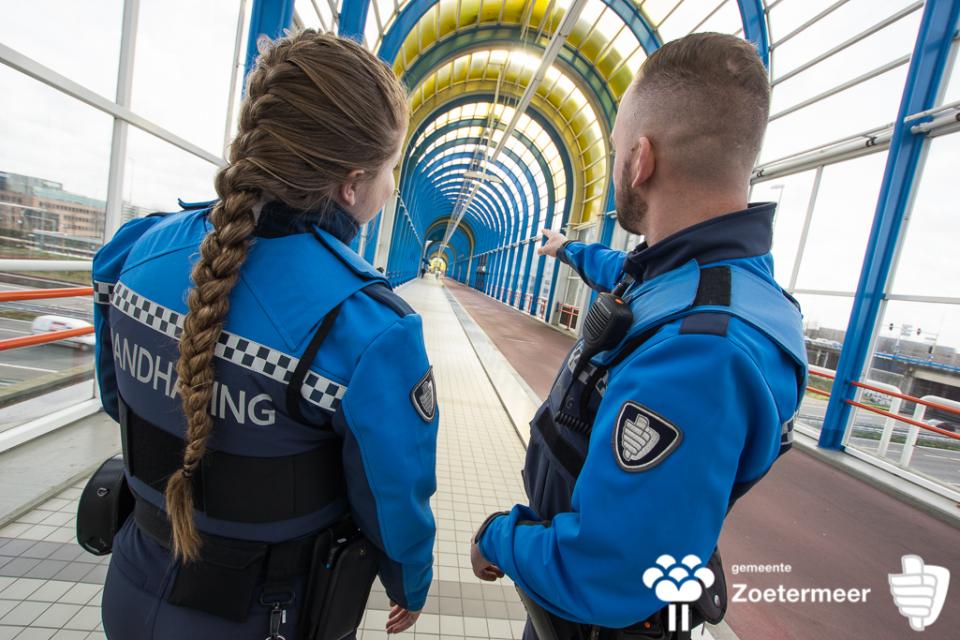 Twee handhavers op station Zoetermeer