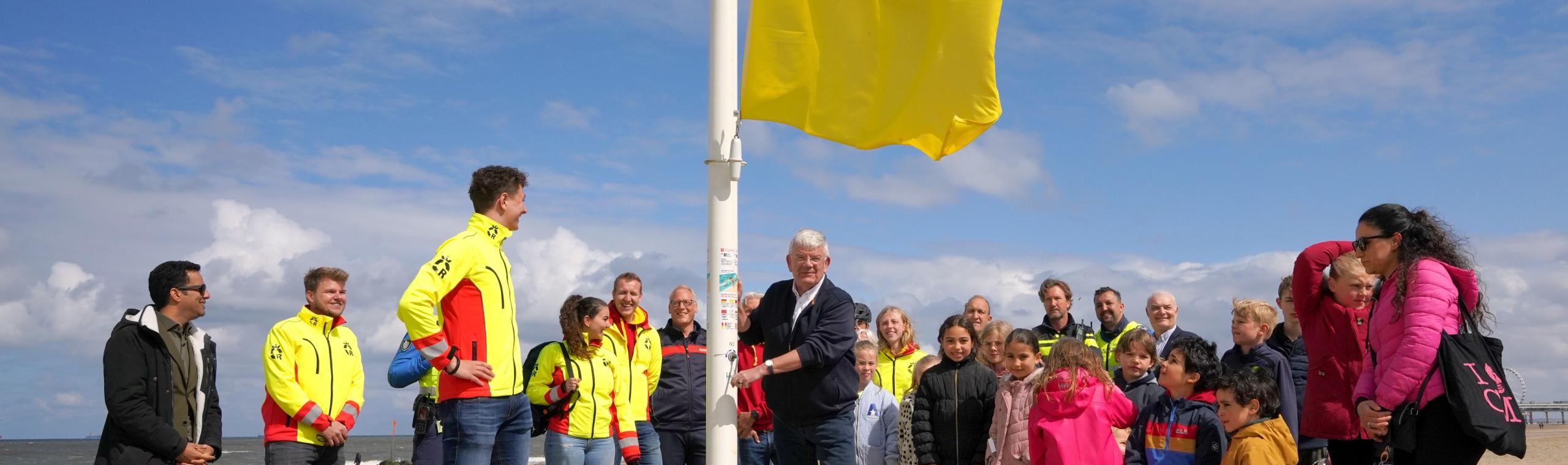 Burgemeester van Zanen hijst samen met de hulpdiensten de rood-gele vlag