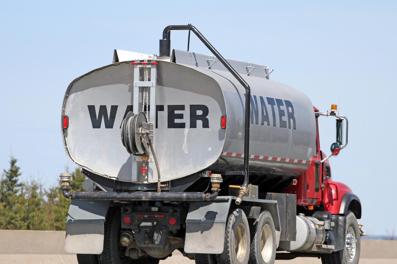Een vrachtwagen die water vervoert