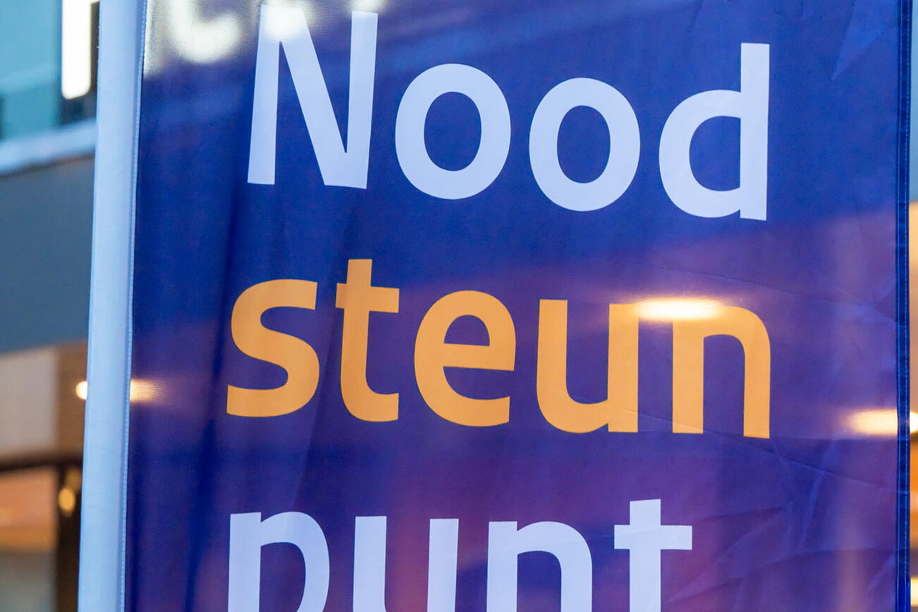 Een foto van een vlag met het woord noodsteunpunt