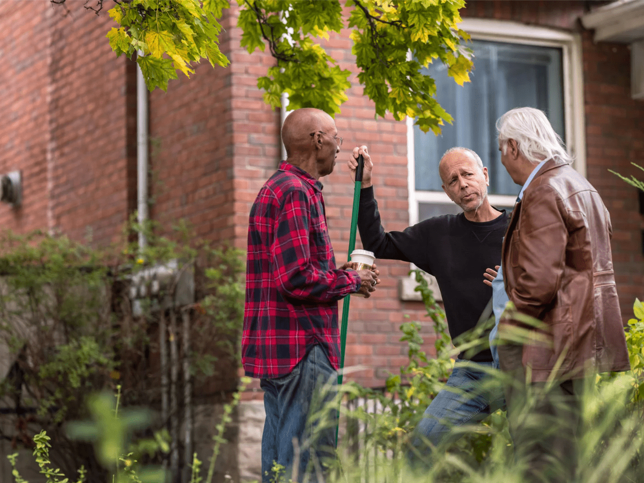 Drie buren met elkaar in gesprek