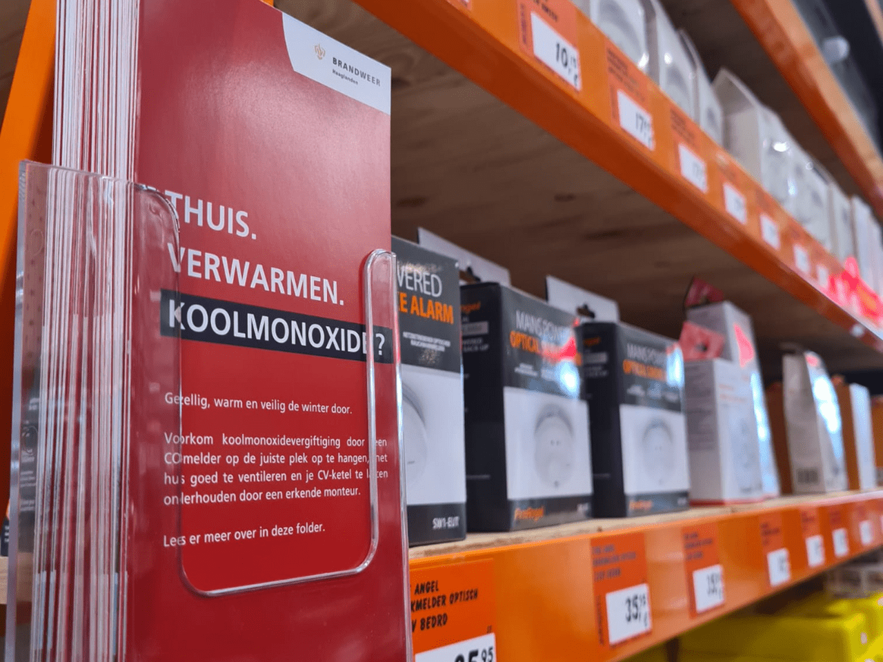 Folders Veilig Warme Winter in schap bij bouwmarkt