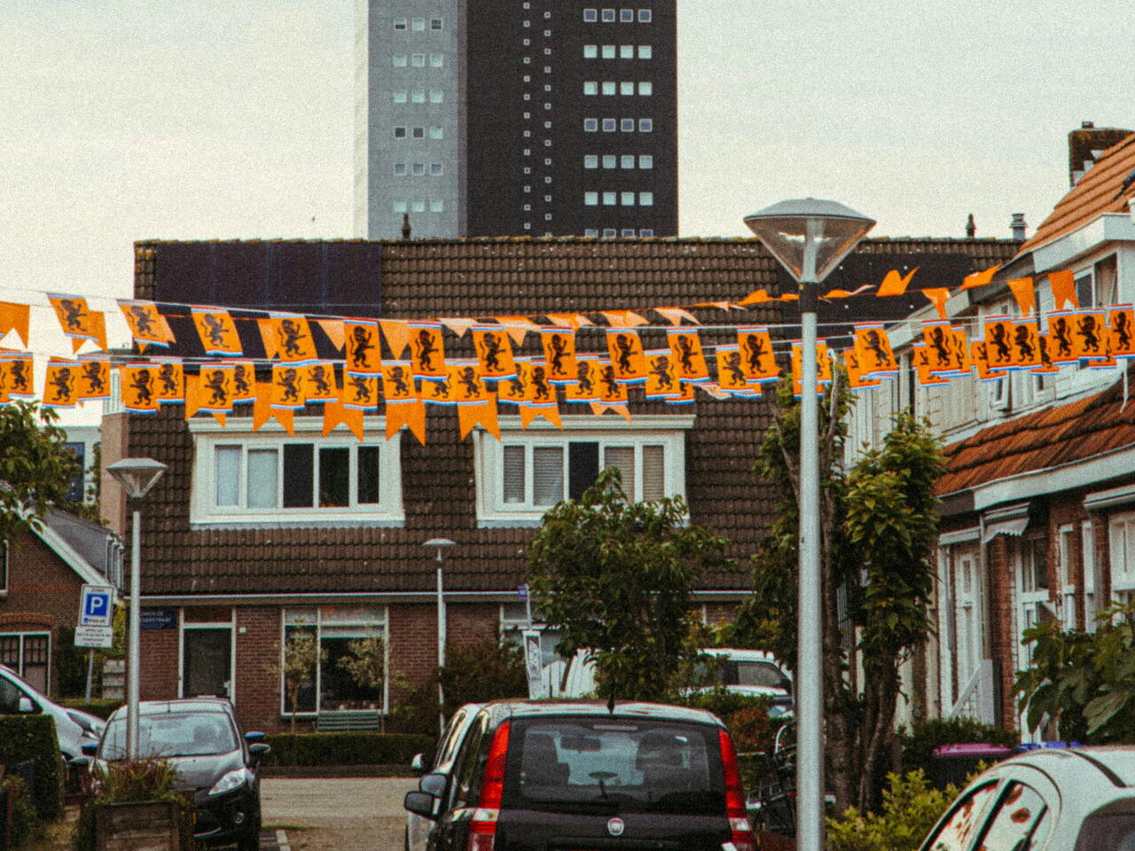 Opgehangen vlaggetjes voor voetbal