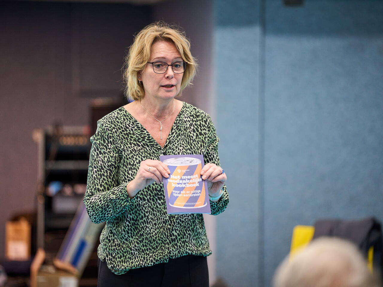 Een vrouw die een boekje vasthoudt